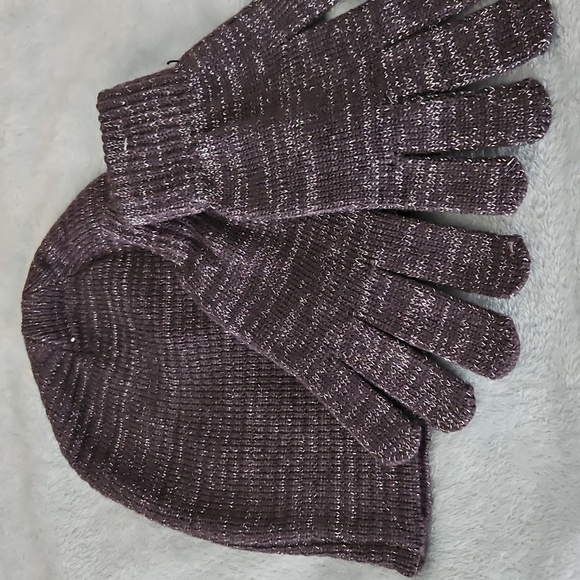 Hat and gloves - Picture 1 of 3